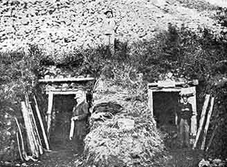 Les fouilles diriges par Z. Le Rouzic  l'extrmit est du monument. La galerie de gauche atteint le dolmen, celle de droite va jusqu'au caveau central.